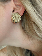 Load image into Gallery viewer, Gold  Shell Earrings
