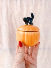 Load image into Gallery viewer, Ceramic Pumpkin with Black Cat Handle
