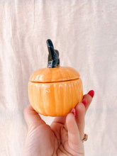 Load image into Gallery viewer, Ceramic Pumpkin with Black Cat Handle
